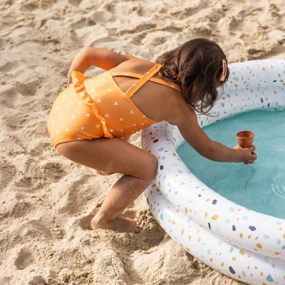 Swim Essentials badpak orange kiss sfeerfoto meisje met zwembad