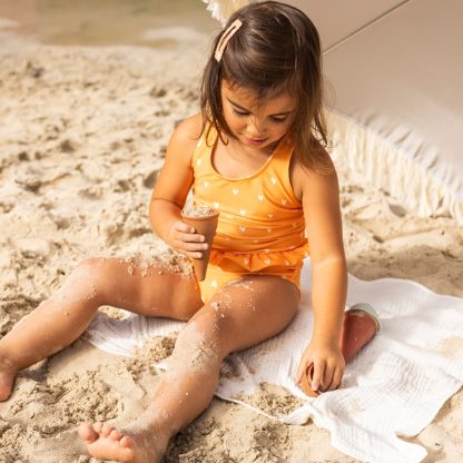 Swim Essentials badpak orange kiss sfeerfoto meisje op het strand