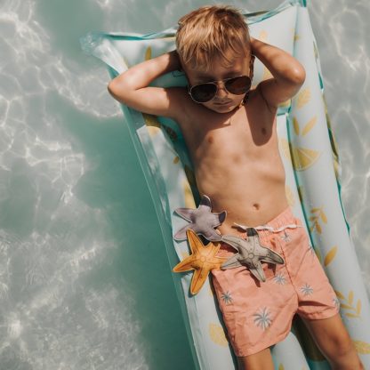 Swim Essentials opduik speelgoed zeesterren sfeerfoto in het zwembad