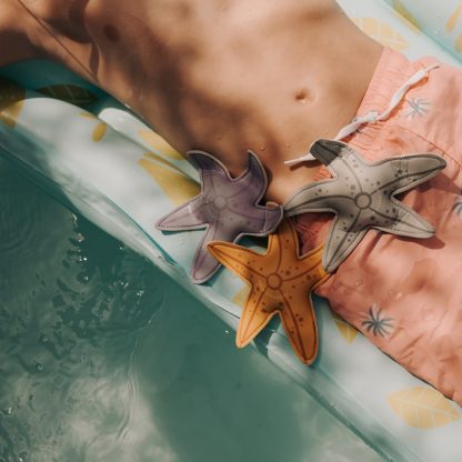 Swim Essentials opduik speelgoed zeesterren sfeerfoto op ligbed
