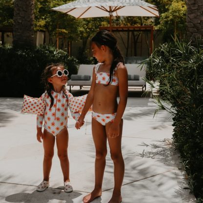 Swim Essentials zwembandjes floral love 2-6 jaar sfeerfoto met twee meisjes