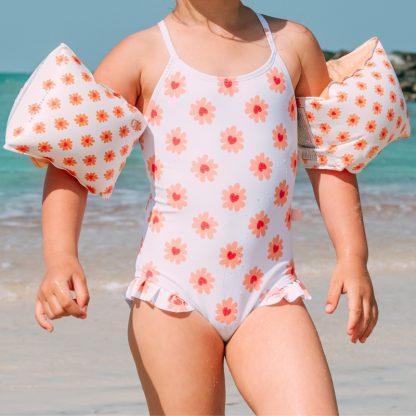 Swim Essentials zwembandjes floral love 2-6 jaar sfeerfoto op het strand