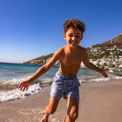 Swim Essentials zwembroek coral bliss sfeerfoto aan zee