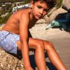 Swim Essentials zwembroek coral bliss sfeerfoto met jongen