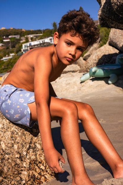 Swim Essentials zwembroek coral bliss sfeerfoto met jongen