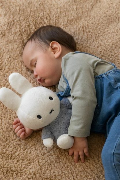 Tiamo Nijntje knuffel fluffy blauw 25 cm sfeerfoto