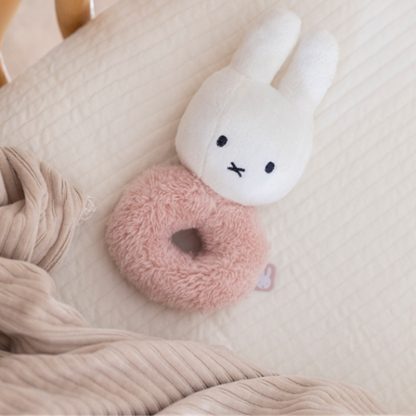 Tiamo Nijntje rammelaar fluffy roze sfeerfoto Nijntje met dekentje
