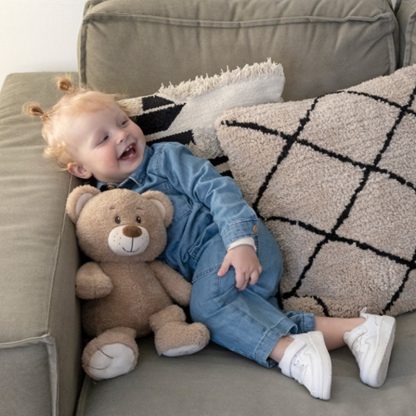 Tiamo knuffel beer grijs 28cm sfeerfoto meisje met beer op bank