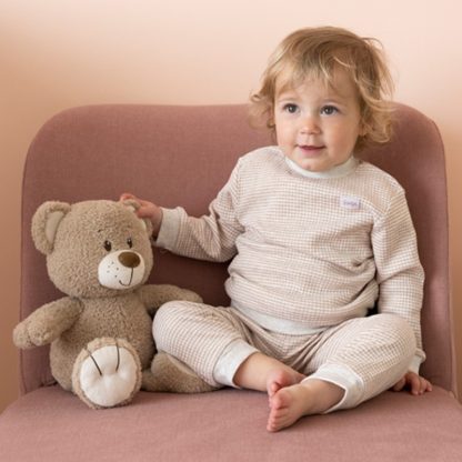Tiamo knuffel beer grijs 28cm sfeerfoto meisje met beer op stoel