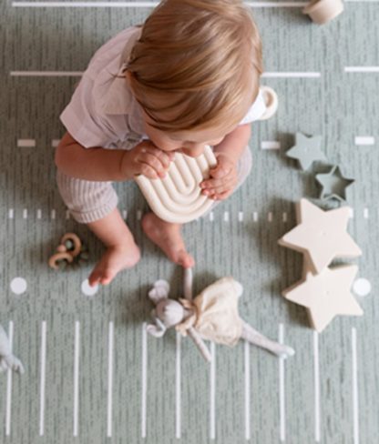 Toddlekind foam speelmat Berber moss sfeerfoto met baby