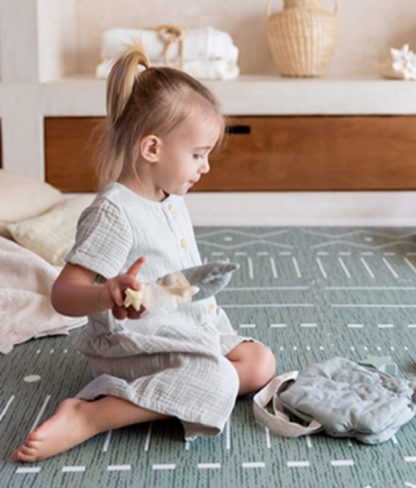 Toddlekind foam speelmat Berber moss sfeerfoto met kind